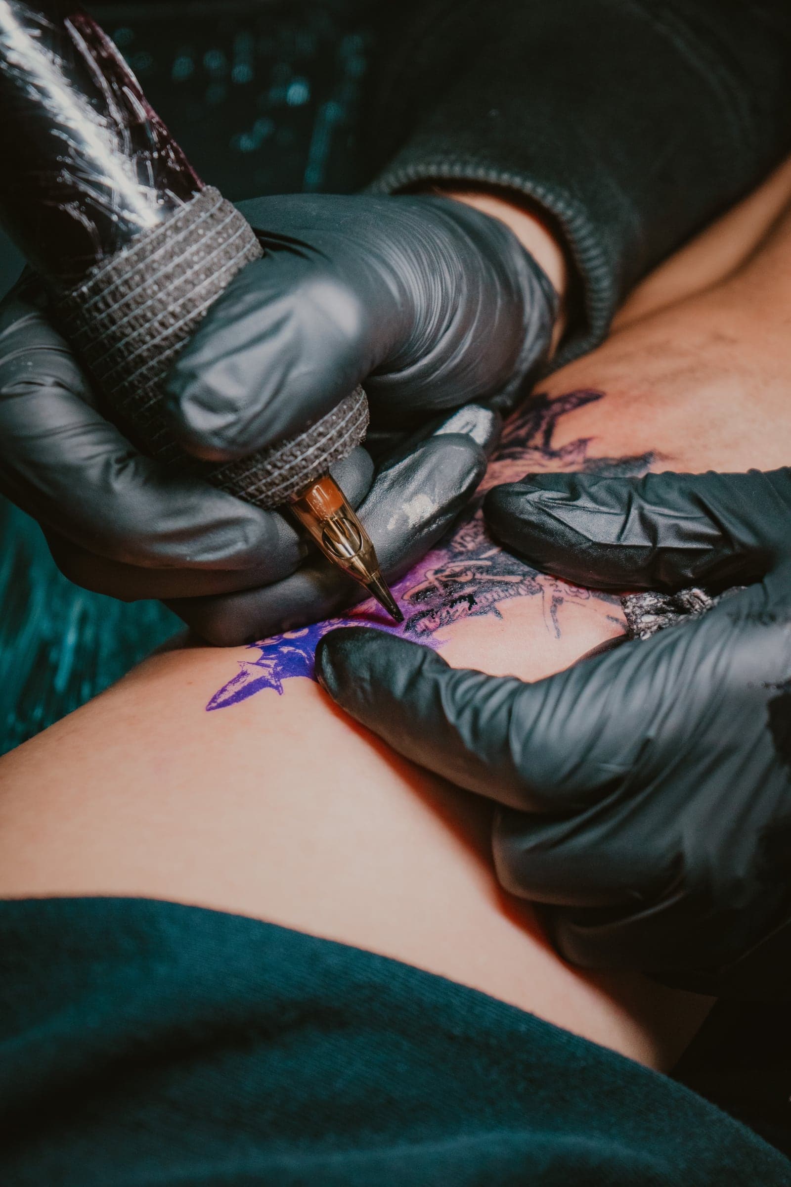 Nahaufnahme der Tattoo-Maschine während der Arbeit