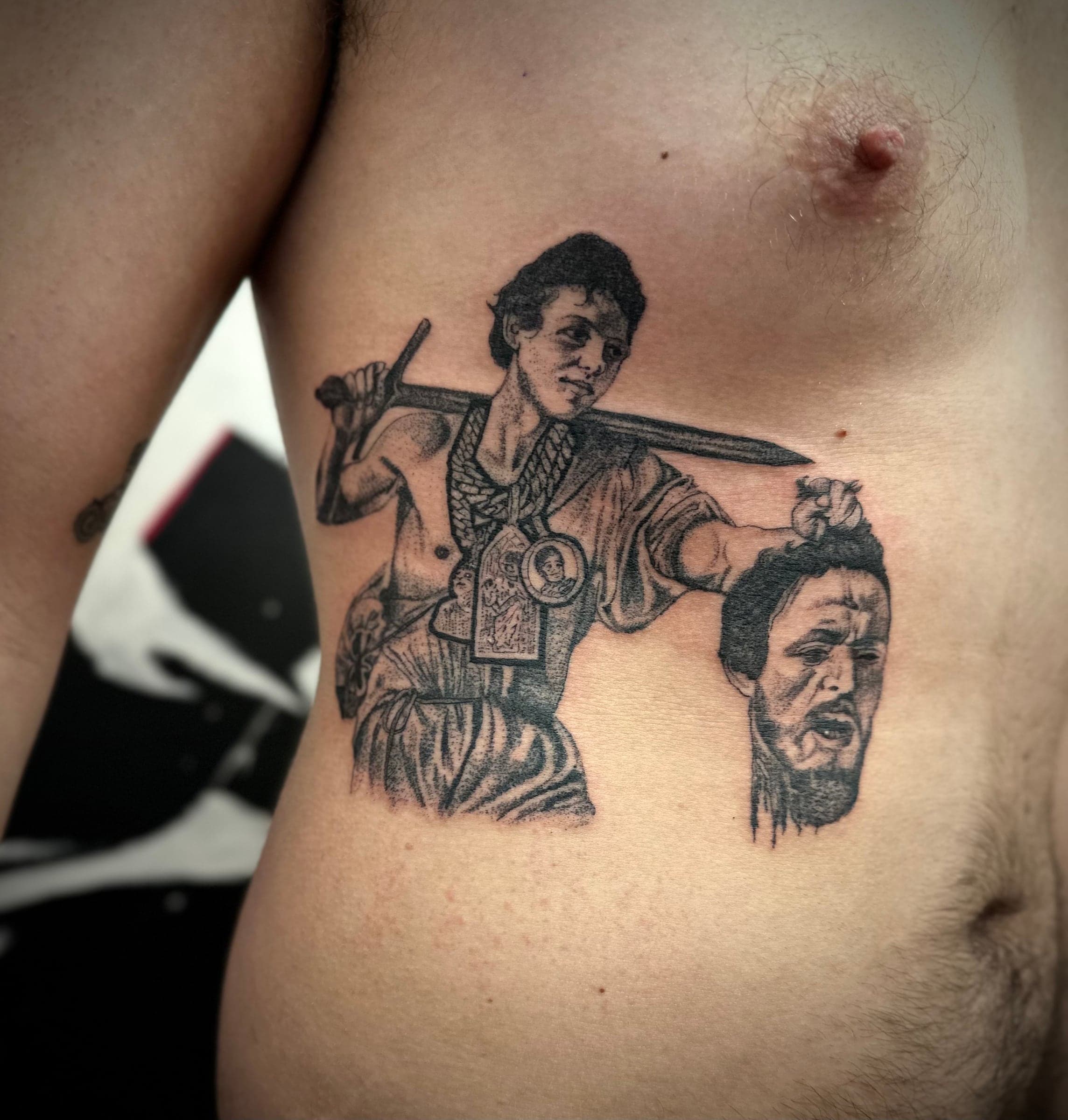 Illustratives Dotwork-Tattoo einer klassischen Kampfszene, Rippen